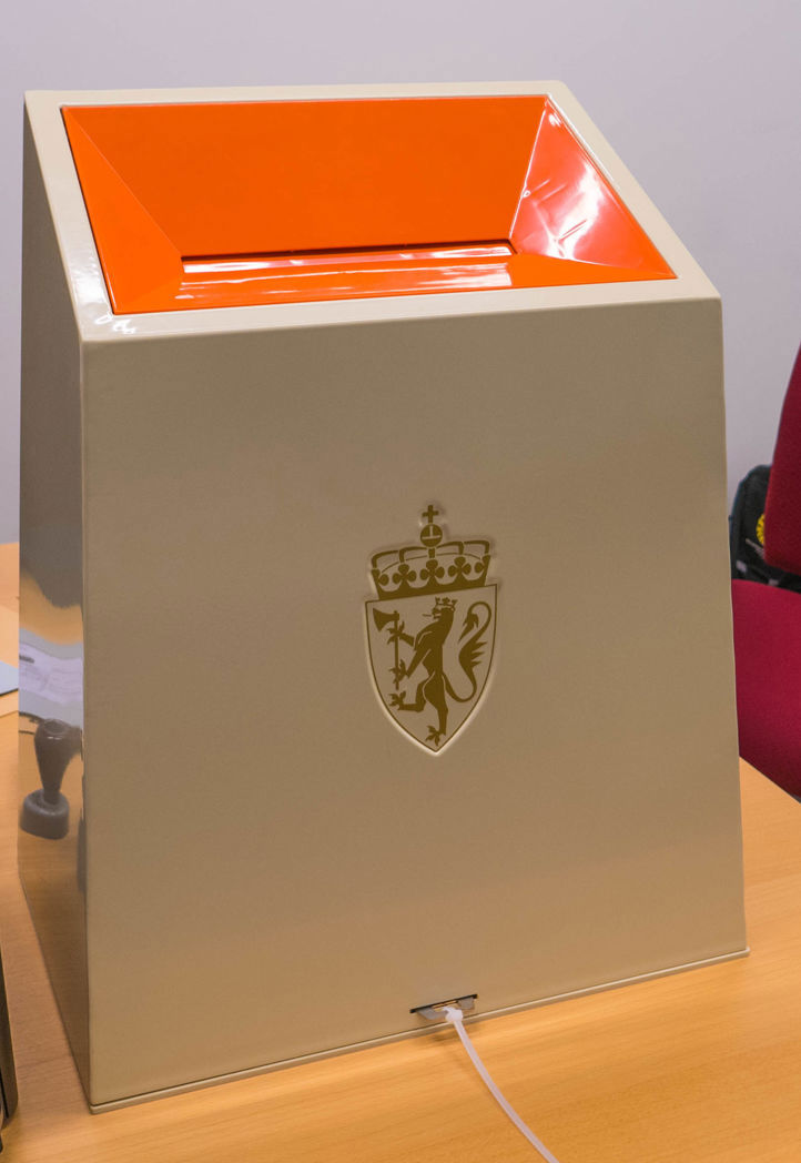 en hvit rektangulær boks med et gullemblem på en hvit rektangulær boks med et gullemblem på