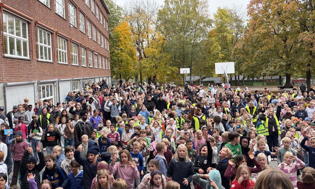 En stor folkemengde utenfor En stor folkemengde utenfor