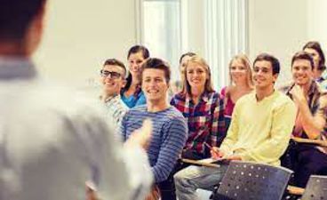 en gruppe mennesker som sitter sammen