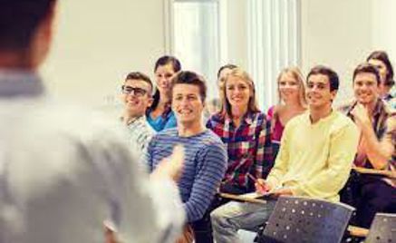 en gruppe mennesker som sitter sammen en gruppe mennesker som sitter sammen