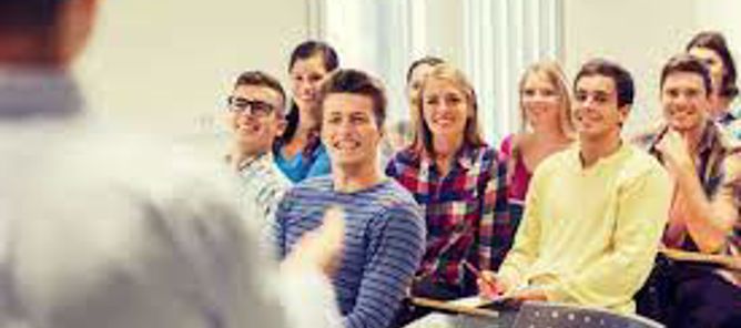 en gruppe mennesker som sitter sammen en gruppe mennesker som sitter sammen