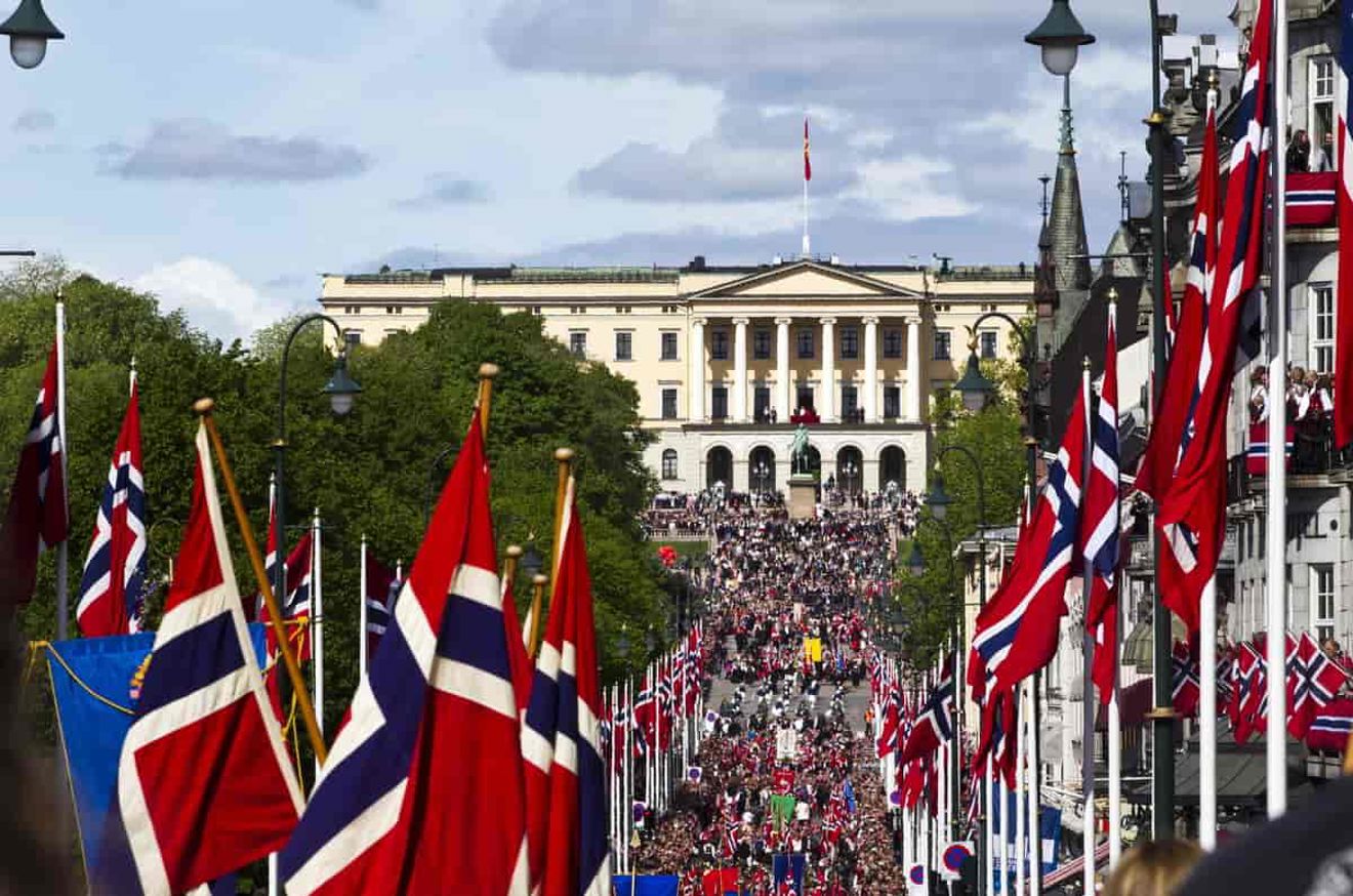 en gruppe flagg foran en bygning