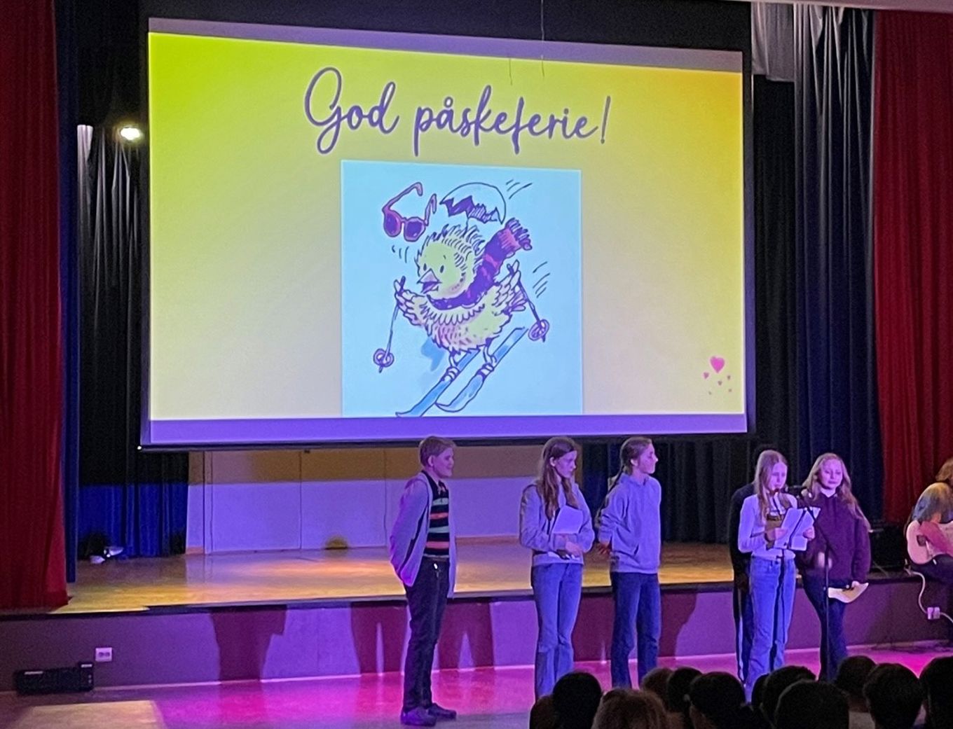 En gruppe mennesker på en scene En gruppe mennesker på en scene