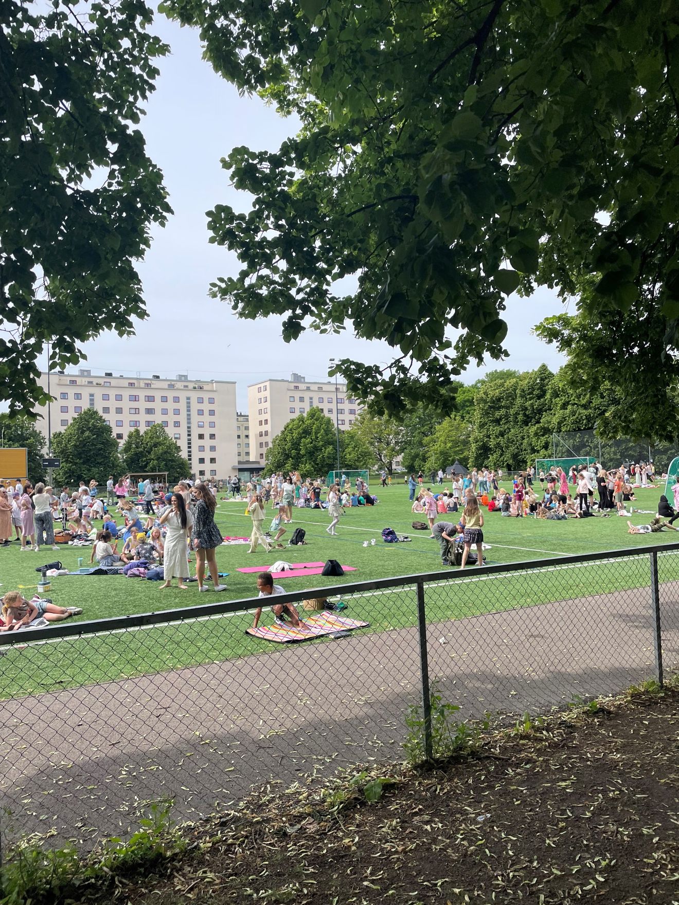 En gruppe mennesker på et jorde