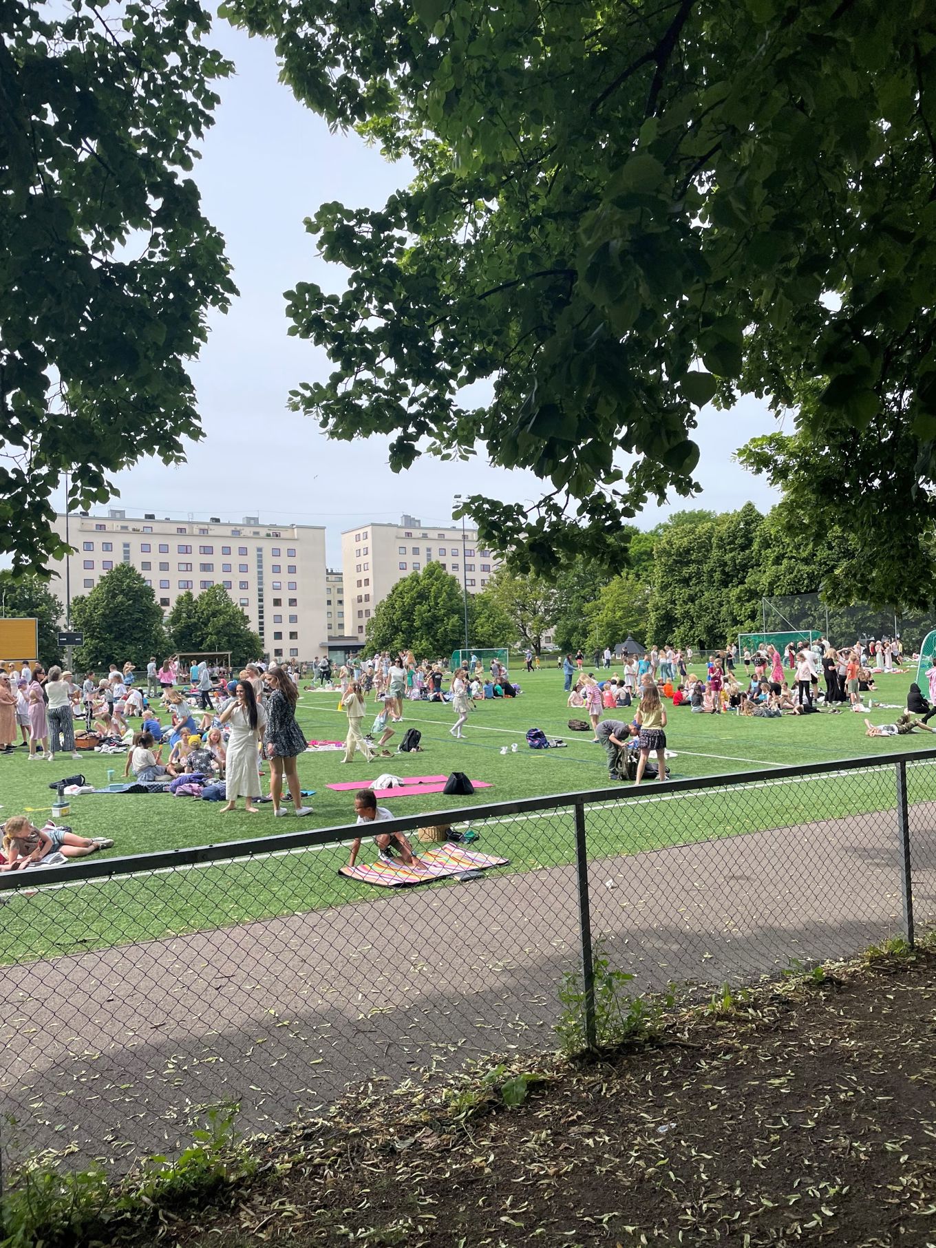En gruppe mennesker på et jorde