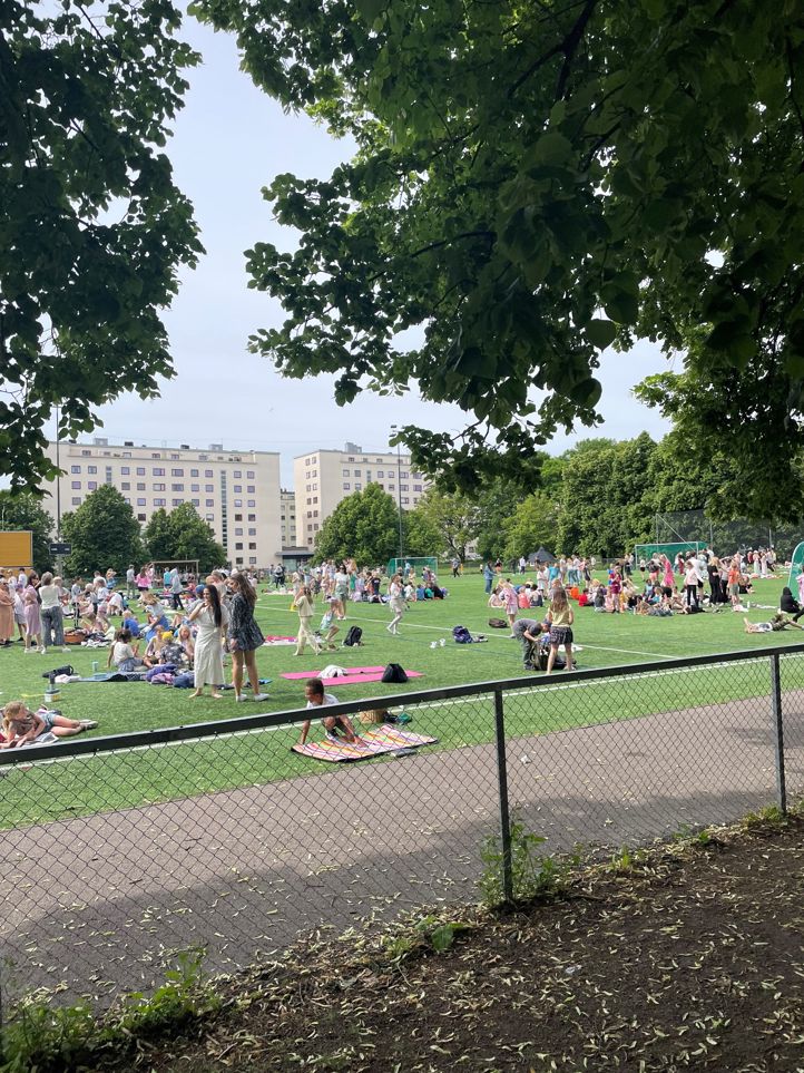En gruppe mennesker på et jorde