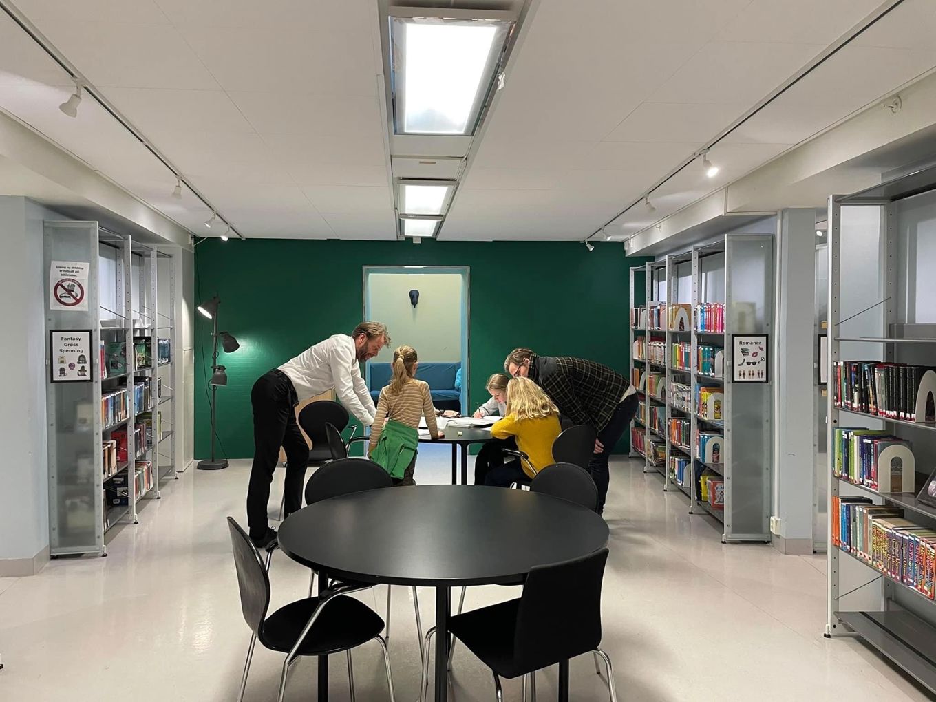 En gruppe personer i et bibliotek