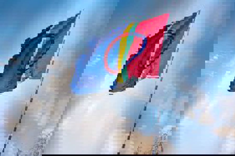 et flagg som vaier i luften