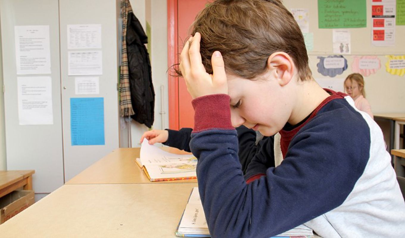 Elever arbeider i klasserom. (Foto: Heidi M. Skjebstad)