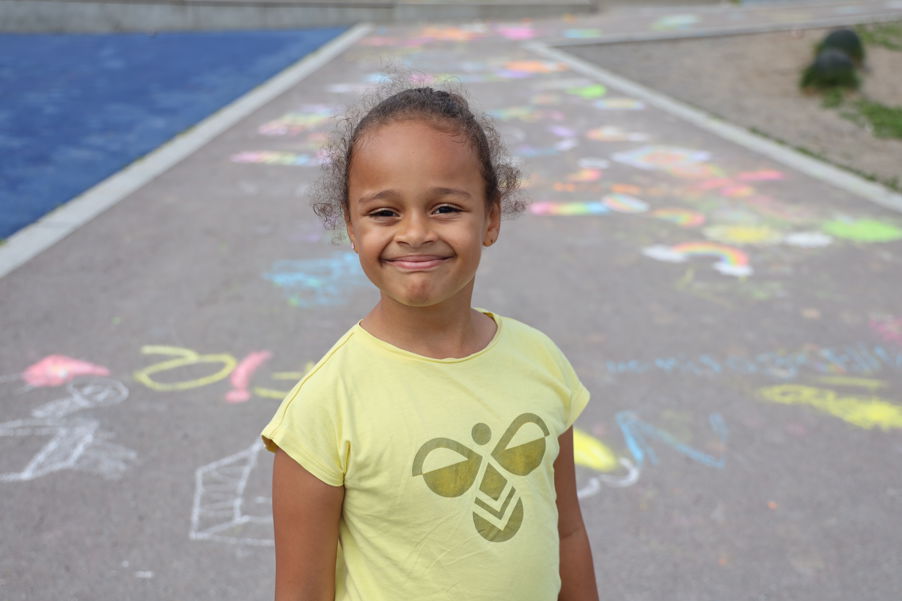et barn som står foran et basseng et barn som står foran et basseng