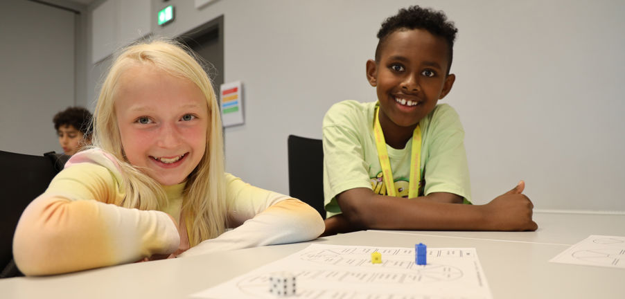 et barn og barn som smiler et barn og barn som smiler