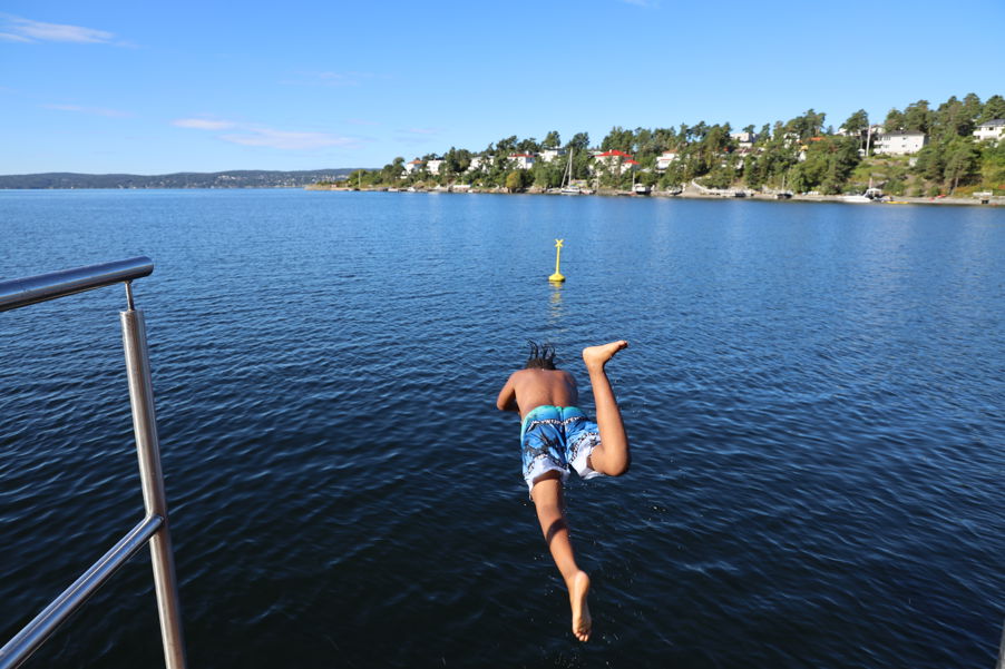 Foto: Heidi M. Skjebstad/Oslo kommune En person som stuper ut i Oslofjorden.