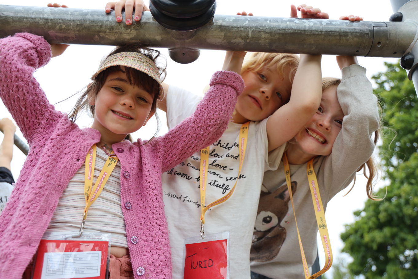 En gruppe barn fra en metallstang En gruppe barn fra en metallstang